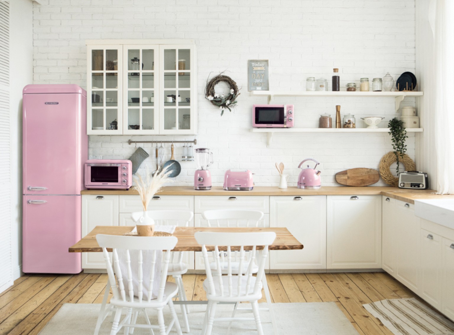 Une Cuisine Rose Avec Un Frigo Bleu Et Un Frigo Rose Avec Une